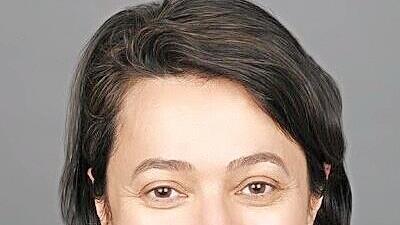 Prof. Dr. Andrea SchmelzSozial-/Politikwissenschaftlerin und Historikerin, lehrt und forscht auf dem Gebiet der Internationalen Sozialen Arbeit, u.a. mit Schwerpunkt Flucht und Migration, an der Hochschule Coburg