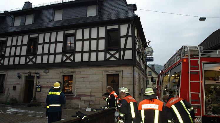 Zu einem Brand in der Gastwirtschaft "Grüner Baum" wurde die Feuerwehr am Freitag gegen 1.30 Uhr gerufen. Fotos: Susanne Deuerling/Feuerwehr Steinwiesen