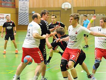 Kontaktverlust: Die Bad Brückenauer (von links) Christian Karl, Maximilian Richter (hinten) und Max Puschner haben das Spielgerät aus den Augen verloren. Foto: ssp