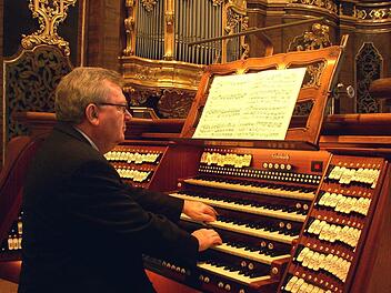 Edgar Krapp an der Orgel im Passauer Dom  Foto: privat