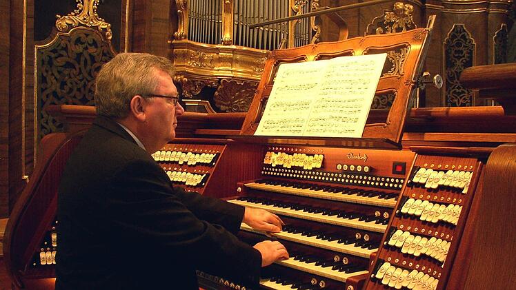 Edgar Krapp an der Orgel im Passauer Dom  Foto: privat