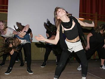 So sexy sind Fünft- und Sechstklässler: die Neuenmarkter Schülerinnen tanzten zu "Dance Floor" von Cascada. Fotos: Sonja Adam