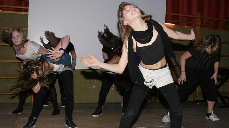 So sexy sind Fünft- und Sechstklässler: die Neuenmarkter Schülerinnen tanzten zu "Dance Floor" von Cascada. Fotos: Sonja Adam