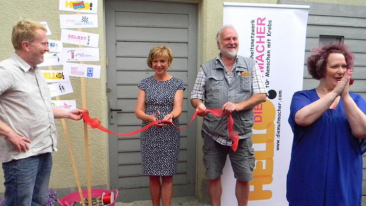 Architekt Martin Eibert, Schirmherrin Ingeborg Weise, Baumeister Werner Weykopf und Birgit Mally-Blank (v. l.) bei der Einweihungsfeier Foto: Sonja Lengenfelder
