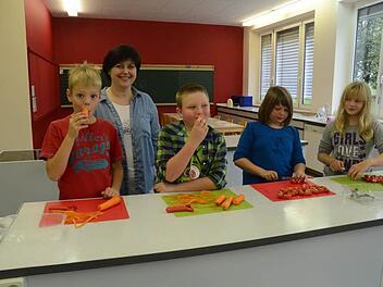 Sie durften zum ersten Mal bei der Zubereitung von Salaten mithelfen: Hennes Lang, Christian Kaim, Leoni Neubauer und Cora Rohland. Im Hintergrund Rektorin Astrid Kestel.  Foto: Karl-Heinz Hofmann