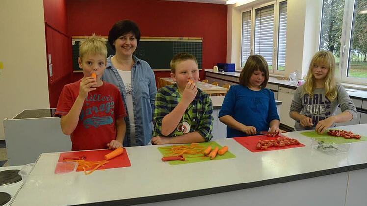 Sie durften zum ersten Mal bei der Zubereitung von Salaten mithelfen: Hennes Lang, Christian Kaim, Leoni Neubauer und Cora Rohland. Im Hintergrund Rektorin Astrid Kestel.  Foto: Karl-Heinz Hofmann