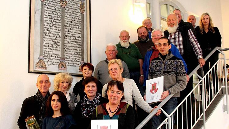 Die künftigen Stadtführer mit Sandra Hammer (oben rechts) vom Stadtmarketing.  Fotos: Johanna Blum