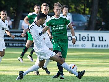 Mit seinem ersten Saisontor stellte Heimkehrer Marcel Lindner (rechts), hier im Spiel gegen den SC 04 Schwabach, den 1:0-Sieg des SV Friesen bei der SpVgg Erlangen sicher. Foto: Heinrich Weiß