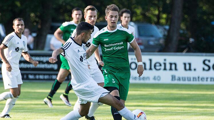 Mit seinem ersten Saisontor stellte Heimkehrer Marcel Lindner (rechts), hier im Spiel gegen den SC 04 Schwabach, den 1:0-Sieg des SV Friesen bei der SpVgg Erlangen sicher. Foto: Heinrich Weiß