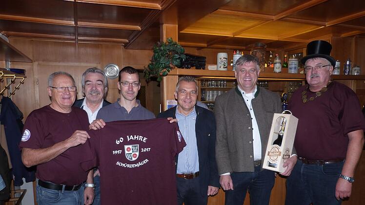 Hoch her ging es bei der Jubiläumssitzung der "Schürzenjäger" im Gasthaus "Zum Wilden Mann".Werner Reißaus