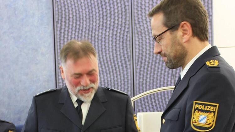 Der neue Polizeichef Erich Günther (links) nahm die Ernennungsurkunde aus den Händen des Polizeipräsidenten Alfons Schieder entgegen.Foto: Popp