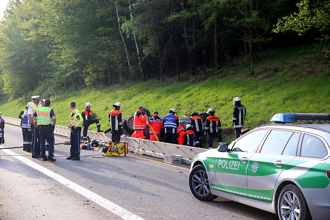 Auto überschlägt sich im Baustellenbereich auf der A6 im Kreis Roth