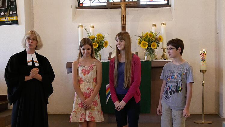 Und ihre Familie stellte die neue Pfarrerin auch gleich vor: Tochter Jana (Mitte) hat gerade am Arnoldgymnasium ihr Abitur gemacht, der &Auml;lteste studiert bereits und konnte nicht dabei sein. Foto: Manja von Nida