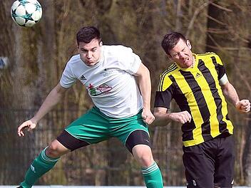 Hoch hinaus wollen die Spieler der Spvg Ahorn (gr&uuml;ne Trikots). Doch die Aufstiegsambitionen erhielten am Wochenende beim TSV Scherneck um Kapit&auml;n Martin Kloepsch (rechts) einen empfindlichen D&auml;mpfer, denn mit einer 2:5-Niederlage hatte beim Tabellendritten niemand gerechnet. Foto: Timo Geldner