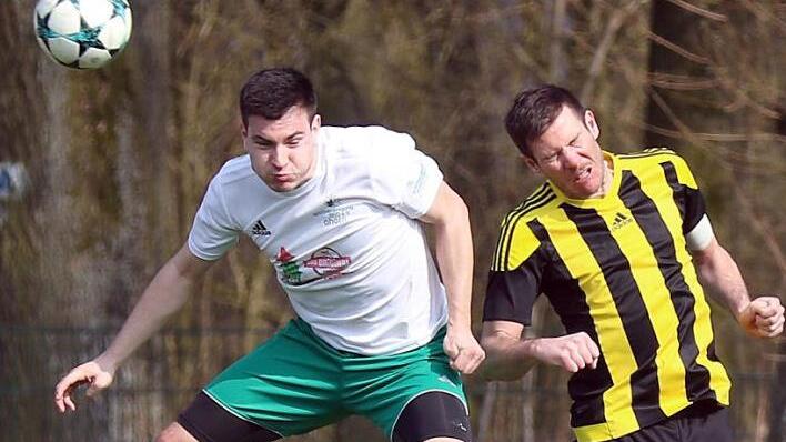 Hoch hinaus wollen die Spieler der Spvg Ahorn (gr&uuml;ne Trikots). Doch die Aufstiegsambitionen erhielten am Wochenende beim TSV Scherneck um Kapit&auml;n Martin Kloepsch (rechts) einen empfindlichen D&auml;mpfer, denn mit einer 2:5-Niederlage hatte beim Tabellendritten niemand gerechnet. Foto: Timo Geldner