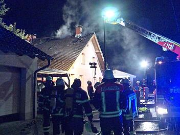 Nach einem Blitzeinschlag geriet ein Haus in Unterfranken in Brand. Dabei entstand hoher Sachschaden. Foto: NEWS5 / Paso