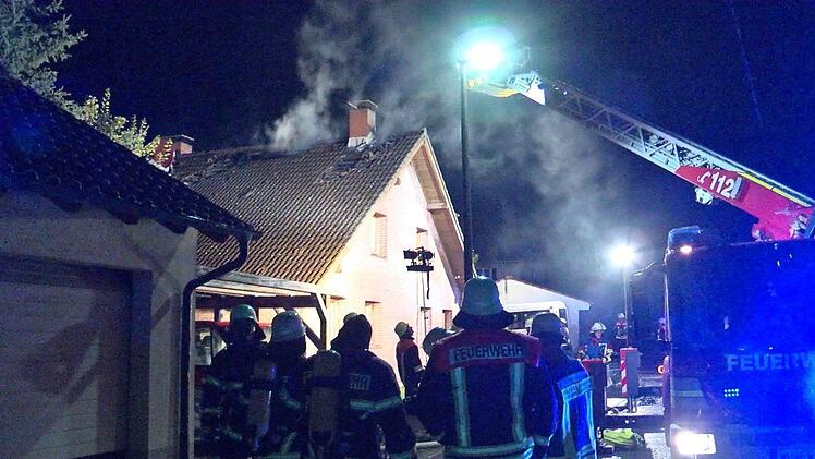 Nach einem Blitzeinschlag geriet ein Haus in Unterfranken in Brand. Dabei entstand hoher Sachschaden. Foto: NEWS5 / Paso