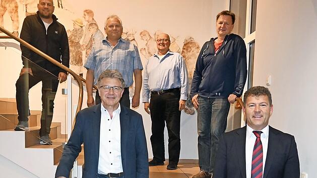 Die neuen Gemeinderatsmitglieder und die Bürgermeister der Gemeinde Oberhaid präsentieren sich erstmals in neuer Konstellation: Hintere Reihe (von links) Robert Gocker, Dritter Bürgermeister Ernst Ringel, Rudolf Stretz, Harald Postler; vorn: Zweiter Bürgermeister Peter Deusel, Erster Bürgermeister Carsten Joneitis Foto: Horst Lange