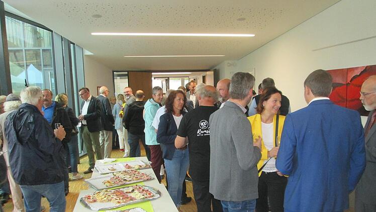 Dem feierliche Akt der Übergabe wohnten viele Besucher aus der Region (Foto: Im Sitzungssaal) bei. Ein Bürgerfest schloss sich der Einweihung an. Foto: Winfried Ehling