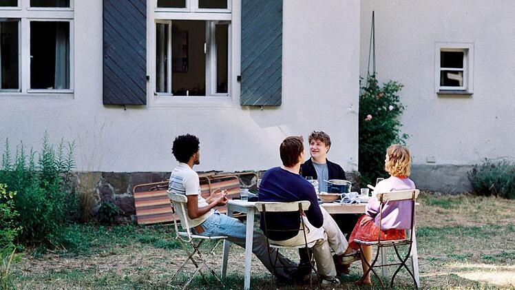 Trügerischer Frieden: Je länger Felix (Langston Uibel, links), Devid (Enno Trebs, zweiter von links), Leon (Thomas Schubert) und Nadja (Paula Beer) Zeit zusammen verbringen, umso mehr kochen die Emotionen zwischen ihnen hoch.