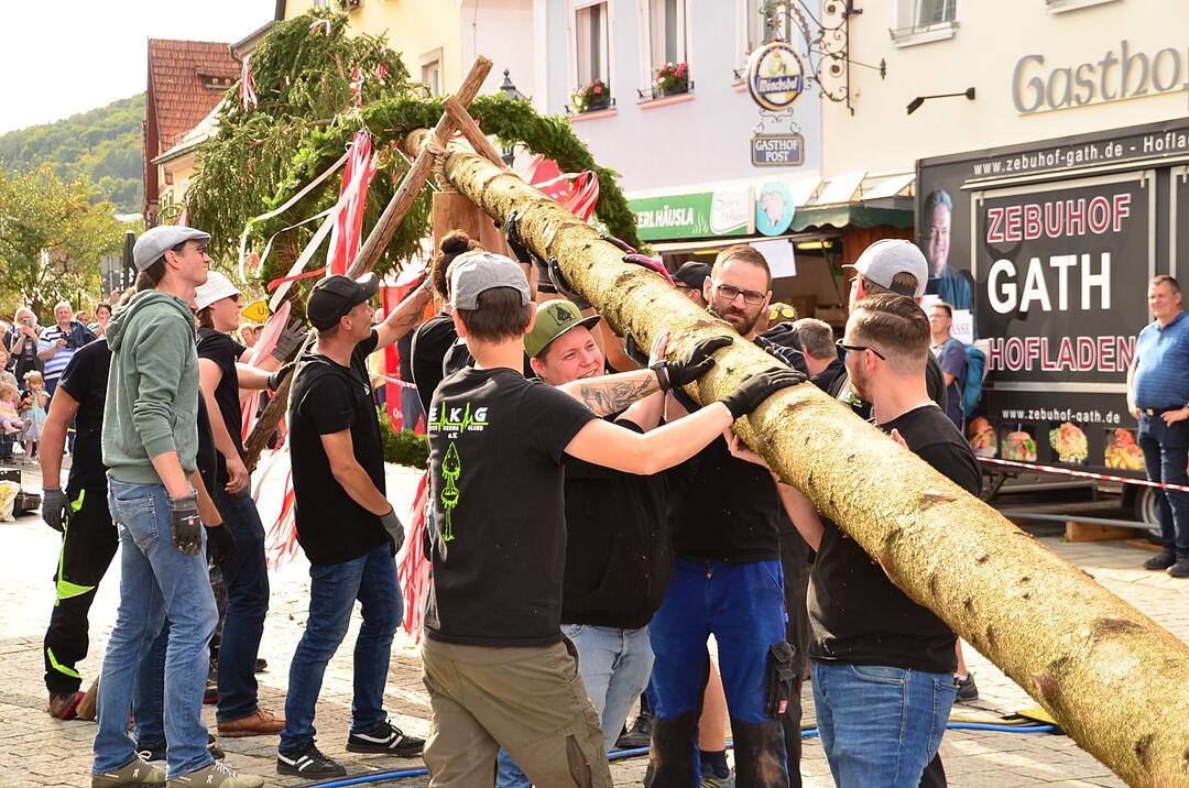 Aufstellen vom Kirchweihbaum & Party am Abend.