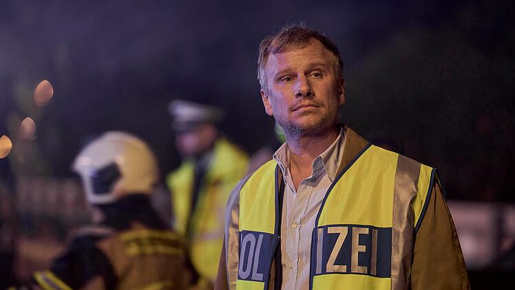 Robert Stadlober, 43, spielt in der Serie "Hundertdreizehn" den Ermittler in einem tragischen Verkehrsunfall mit vielen Toten. Die Serie ist jedoch nicht nur eine Arte Krimi, sondern auch eine Medidation über die wichtigen Fragen des Lebens: Trauer, Schuld und unsere Stragegien, beides zu überwinden.