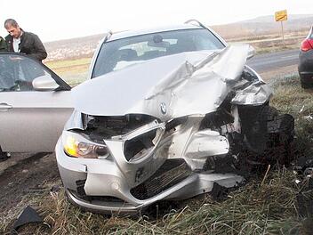 Die linke Vorderseite des BMW aus dem Landkreis Forchheim ist völlig zerstört. Die Fahrerin blieb nahezu unverletzt. Fotos: Hofbauer