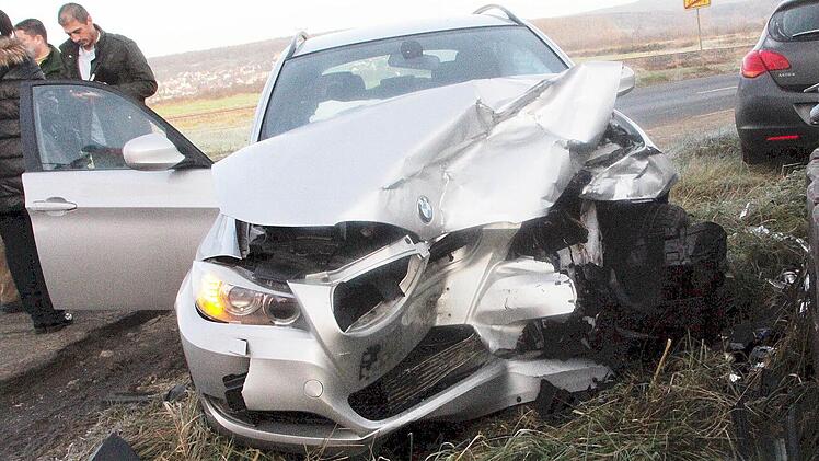 Die linke Vorderseite des BMW aus dem Landkreis Forchheim ist völlig zerstört. Die Fahrerin blieb nahezu unverletzt. Fotos: Hofbauer