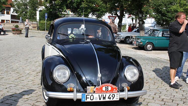 Bei der Veteranenrallye sind Prachtexemplare der Mitglieder wie dieser VW Käfer mit Brezelfenster zu bewundern. Foto: privat