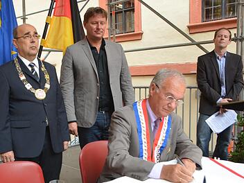Die Bürgermeister der Partnerstädte, Franz Stumpf (l.) und Gillez Carrez (r.) sowie Stefan Schick vom Partnerschaftskomitee.