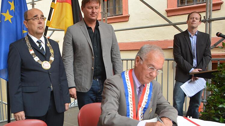 Die Bürgermeister der Partnerstädte, Franz Stumpf (l.) und Gillez Carrez (r.) sowie Stefan Schick vom Partnerschaftskomitee.