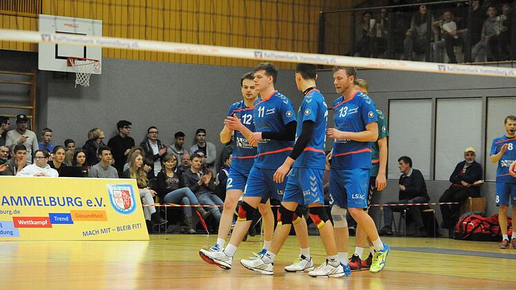 1:3 gegen den Tabellenführer verloren, aber wieder viele Sympathie-Punkte gewonnen haben Hammelburgs Volleyballer (blaue Trikots). Foto: Hopf