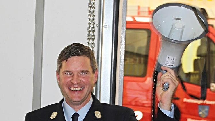 Kommandant Christian Vogel freut sich über das Megaphon. Foto: Helmut Will