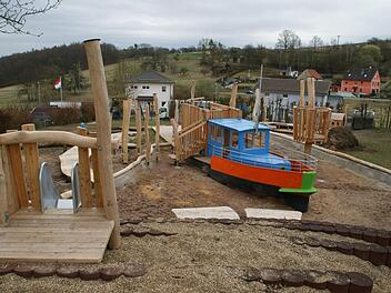 Für 100 000 Euro entsteht am Kindergarten Weisbrunn ein komplett erneuertes Spielgelände. Zentrales Element bleibt aber das originale Binnenschiff, das seit Jahrzehnten hier "vor Anker liegt". Foto: Sabine Weinbeer