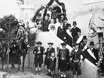 Die vier Männer in historischer Tracht, geführt von drei Reitern in mittelalterlicher Landsknechtstracht holten den Kuratus H. Hofmann (Bildmitte oben) vom drei Kilometer entfernten Waischenfeld ab und brachten ihn in sein neues Heim. Danach stellte man sich zum Gruppenbild vor das neue "Kuratenhaus".  Repro: Reinhard Löwisch