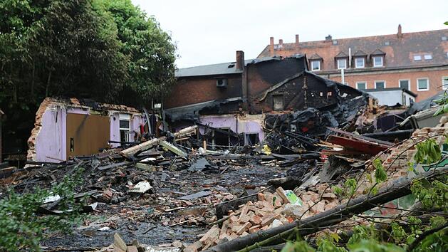 Ein Großbrand hat die Diskothek "Rosenau" in Bayreuth völlig zerstört. Acht Menschen wurden verletzt. Es entstand ein Schaden von einer Millionen Euro. Foto: News5 / Fricke