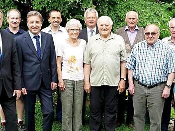 Adolf Lauterbach feierte 80. Geburtstag. Unser Bild zeigt (vorne, von links) Dieter Bordihn und Franz-Josef Kraus von der Kulmbacher Bank, Heide und Adolf Lauterbach sowie Hellmuth und Inge Müller und (hinten, von links) Jochen Lauterbach von der Feuerwehr, Heinz Mösch von der der Feldgeschworenenvereinigung, Bürgermeister Werner Diersch, Feldgeschworenen-Obmann Hans Hartmann und Emil Lauterbach von der örtlichen Feuerwehr. Foto: Dieter Hübner