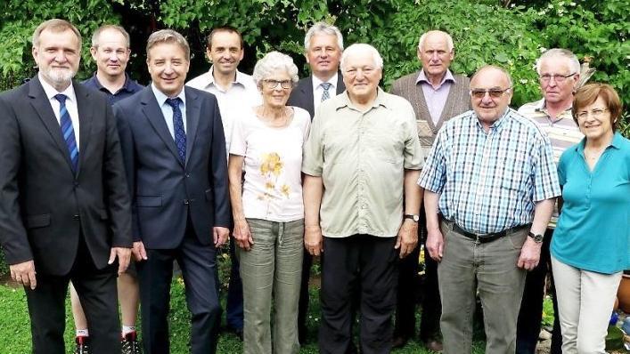 Adolf Lauterbach feierte 80. Geburtstag. Unser Bild zeigt (vorne, von links) Dieter Bordihn und Franz-Josef Kraus von der Kulmbacher Bank, Heide und Adolf Lauterbach sowie Hellmuth und Inge Müller und (hinten, von links) Jochen Lauterbach von der Feuerwehr, Heinz Mösch von der der Feldgeschworenenvereinigung, Bürgermeister Werner Diersch, Feldgeschworenen-Obmann Hans Hartmann und Emil Lauterbach von der örtlichen Feuerwehr. Foto: Dieter Hübner