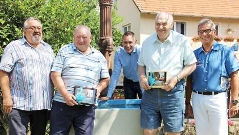 35 Jahre lang haben Günter Keller und Siegfried Schübel (vorne, von rechts) den Menchauer Jacobsbrunnen gepflegt. Dafür ehrte sie jetzt Bürgermeister Martin Bernreuther (Mitte). Mit im Bild Dritter Bürgermeister Reinhold Förtsch (rechts), der schon bei der Einweihnung dabei war und Initiator und Ortssprecher Hermann Krauß Foto: K. Müller-Sanke