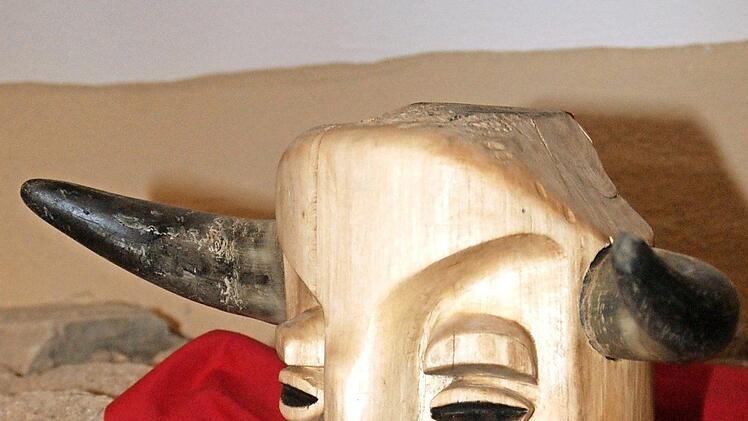 Auch einige Skulpturen aus Holz und Ton präsentiert Johannes L. Hallwirth bei seiner Ausstellung im "Zeiler Hexenturm". Unser Bild zeigt das Werk "Kopf mit Kuhhörnern" aus Lindenholz und Horn.