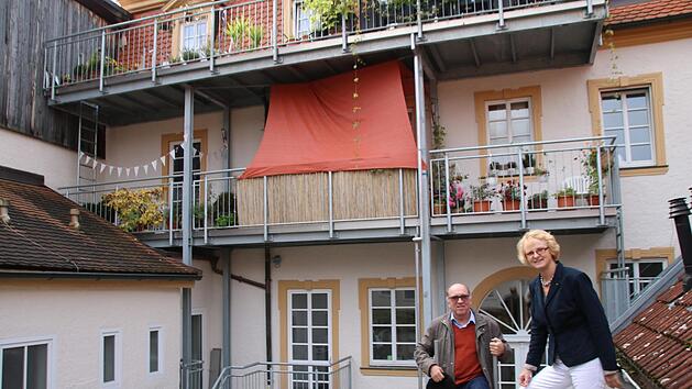 Martin und Gertrud Kuchler freuen sich über den Förderpreis des Bezirks. Hier stehen sie vor der Rückseite des Fränkischen Hofes. Das ist von der Straße nicht einsehbar. Thomas Malz