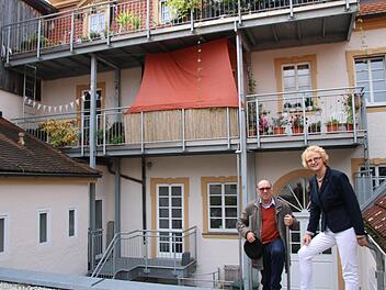 Martin und Gertrud Kuchler freuen sich über den Förderpreis des Bezirks. Hier stehen sie vor der Rückseite des Fränkischen Hofes. Das ist von der Straße nicht einsehbar. Thomas Malz