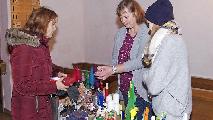 Am Stand der Kindertagesstätte St. Anna konnte man sich mit allerlei selbst gemachten Dingen eindecken. Foto: Thomas Hümmer