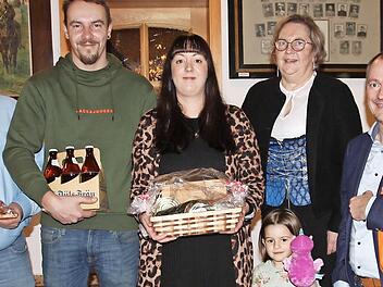 Mit sch&ouml;nen Preisen versorgt, freuten sich (v.l.) Stefan Wich, Sebastian Kn&ouml;ferl, Strohk&ouml;nigin Jessica Kluge mit Tochter Mia mit Schie&szlig;leiterin Gudrun Marr und Vorsitzendem Michael Tischler &uuml;ber sch&ouml;ne Preise und Auszeichnungen.