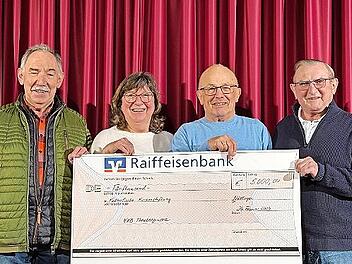 KAB-Vorsitzender Oskar Hein (von rechts) &uuml;bergab mit dem Organisator der Theatergruppe, Gerd Nicolai und Mitorganisatorin Gitti Kl&ouml;ffel, den symbolischen Scheck &uuml;ber 5000 Euro f&uuml;r den Einbau des Aufzugs zum Pfarrsaal an Roland Braun vom Pfarrsaala...