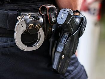 Polizist mit Waffe