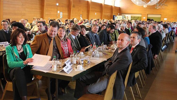 Die Reihen der Franz-Hofmann-Halle in Knetzgau waren bis auf den letzten Platz gefüllt.