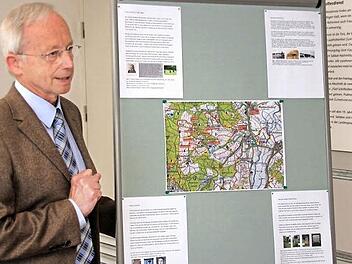 Hansfried Nickel erläutert das Projekt des Lehrpfades zur Geschichte der Landjuden in Franken, das über bestehende Wanderwege führt und durch fünf Informationstafeln markiert wird. Foto: Ralf Kestel
