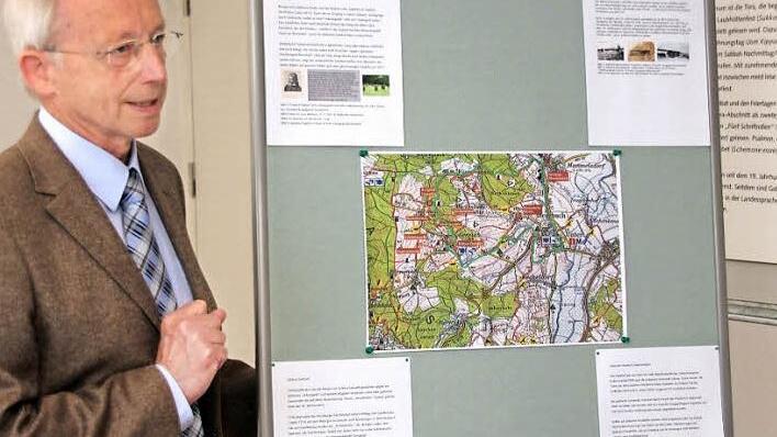 Hansfried Nickel erläutert das Projekt des Lehrpfades zur Geschichte der Landjuden in Franken, das über bestehende Wanderwege führt und durch fünf Informationstafeln markiert wird. Foto: Ralf Kestel