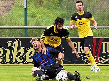 Tayfun Özdemir (gelbes Trikot) will als Kapitän seinen VfL Frohnlach am Sonntagnachmittag im Heimspiel gegen Jahn Regensburg II zum Sieg führen. Foto: CT-Archiv